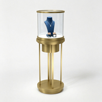 Vitrines personnalisées pour les boutiques de cadeaux haut de gamme et les magasins de luxe : créer une ambiance de luxe raffiné et subtil