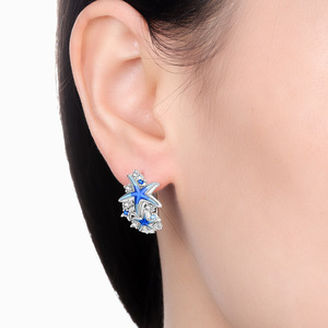 Boucles d'oreilles créoles étoile de mer bleues en cuivre blanc, design original, élégantes et stylées, un cadeau polyvalent pour les filles - Product Image 5