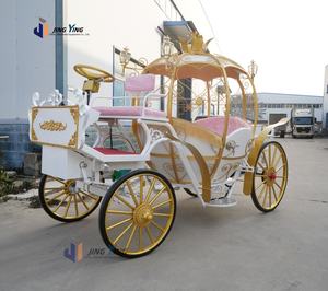 Carruaje de calabaza tirado por caballos de la ciudad <span class=keywords><strong>vieja</strong></span> Paseo turístico europeo vintage - Product Image 1