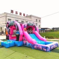 Château gonflable à thème musical K-Pop avec toboggan et panneaux imprimés colorés pour les zones de jeux des festivals de musique