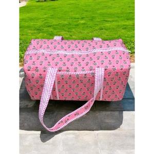 Sac de voyage matelassé en coton imprimé au bloc, fait main, léger, durable, intérieur spacieux, élégant et pratique pour les voyages et la salle de sport - Product Image 2