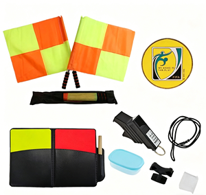 Ensemble d'accessoires pour arbitre de football : sifflet, cartes rouges et jaunes, dispositif de tirage de la loterie, drapeaux de bordure, manomètre. - Product Image 1