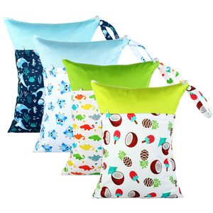 Umweltfreundliche Nass-Trocken-Tasche, Recycelte Wasserdichte Wiederverwendbare Wickeltasche für Babywindeln, Badebekleidung, Strand und Reisen - Product Image 1