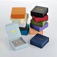 Boîtes à bijoux en carton avec insert en mousse blanche imprimé du logo or de luxe, tiroir coulissant pour emballer des boucles d'oreilles et des colliers