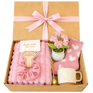 Set de Regalo Rosa para Mujer, Cesta de Regalo Acogedora con Taza de Cerámica, Perfecta para el Día de San Valentín, Día de la Madre - Product Image 1