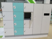 Casier de vestiaire moderne et durable en ABS, fabriqué sur mesure par Easy Locker Factory, avec panneaux en plastique sain
