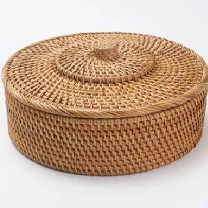 Panier de rangement circulaire en rotin tressé à profil bas avec couvercle plat assorti, disponible à prix de gros. - Product Image 1