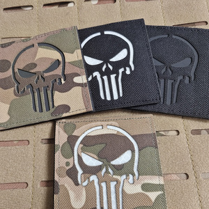 Parches Tácticos Reflectantes en Blanco y Negro con Diseño de Calavera de Punisher, con Cierre de Gancho y Bucle - Product Image 5