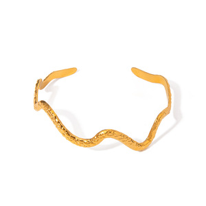 Pulsera Irregular de Acero de Titanio con Patrón de Ondas en Oro de 18k y Diseño Abierto Martillado para Mujer - Product Image 1