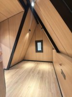 Maison modulaire préfabriquée à toit triangulaire avec terrasse, cabane en A imperméable et isolée thermiquement pour hôtel de glamping ou maison