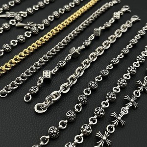 Bracelet de marque de haute qualité avec un pendentif en forme de dés croisé audacieux ; Design floral style hip-hop. - Product Image 1