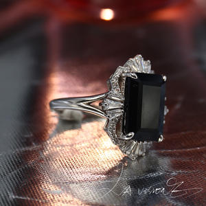 Anillo de aniversario para mujer con cristales negros vintage de la serie Otherworld - Product Image 1