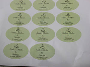 Rollo de etiquetas adhesivas <span class=keywords><strong>para</strong></span> cosméticos, rollo de <span class=keywords><strong>papel</strong></span> personalizado, PVC, PE, BOPP, brillante, proveedor de etiquetas adhesivas - Product Image 5