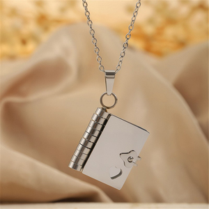 <span class=keywords><strong>Collana</strong></span> con Medaglione a Forma <span class=keywords><strong>di</strong></span> Libro in Acciaio Inossidabile all'Ingrosso, Argento / Oro / Nero, per Amanti dei <span class=keywords><strong>Libri</strong></span>, con Logo Personalizzato Inciso al Laser - Product Image 2