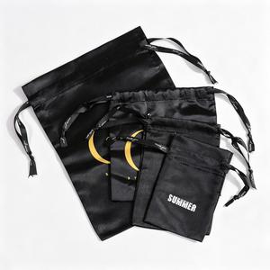 Sacs de rangement en satin personnalisables avec cordon de serrage pour cadeaux et accessoires, disponibles en différentes couleurs et tailles - Product Image 6