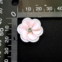Fleurs décoratives en perles et sequins rose clair de 2,4 cm, faites à la main, pour accessoires de chaussures, sacs DIY et vêtements