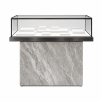 Design d'intérieur de bijouterie au motif marbré minimaliste, package complet de mobilier clé en main avec vitrine linéaire élégante