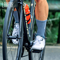 LAMEDA Chaussettes de cyclisme personnalisées pour femmes et hommes, colorées, arc-en-ciel, impression par sublimation, tricotées, standard OEM ODM