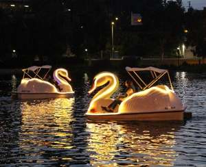 Pédalo Cygne Lumineux à <span class=keywords><strong>Prix</strong></span> Abordable avec Lumières LED pour 2 ou 4 Personnes – Formes Animales Requin, Canard, Cygne, Flamant Rose – Bateau Pédalo pour Lac et Eau - Product Image 1