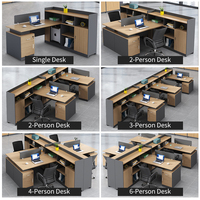 Bureau de travail moderne et simple pour employés, avec écran, casier et cloison, poste informatique pour employés
