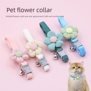 <span class=keywords><strong>Collar</strong></span> de Terciopelo Ecológico con Flor Tejida a Mano, Banda Ajustable para el Cuello, Colgante de Campana de Seguridad, <span class=keywords><strong>Collar</strong></span> Suave para Perros y Gatos - Product Image 1