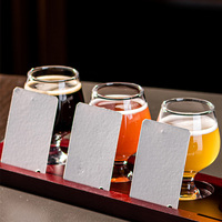 Plateaux de dégustation de bière avec verres à brandy, logo personnalisé, verres à vin, plateaux en bois avec étiquettes en papier pour bar