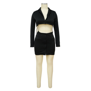 เดรสแฟชั่นผู้หญิงสำหรับฤดูใบไม้ร่วงและฤดูหนาว คอวีลึก สีพื้น แต่งลายฉลุ ประดับโซ่และเพชร - Product Image 5