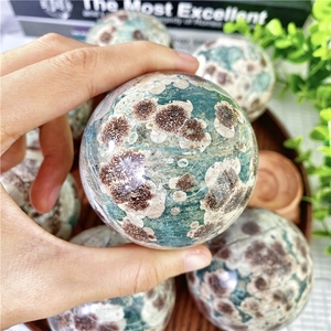 Vente en gros de sphères d'agate verte fleurie, boules de jaspe fleur de cerisier, cristaux de guérison, artisanat en cristal pour décorations d'Halloween - Product Image 1