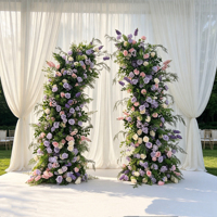 Arche florale de style tendance en verdure pour toile de fond de mariage, demande en mariage, décorations de mariage, arrangement floral blanc pour fête