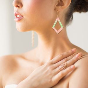 Boucles d'oreilles irrégulières en bois écologique poli, gravées au laser, design personnalisé, cadeau de vacances, vente en gros - Product Image 4