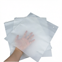 Sacs d'emballage en plastique PE CPE givrés avec fermeture éclair, logo personnalisé, sécurité, étanches, anti-poussière, pochettes d'expédition pour vêtements