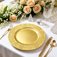 Assiettes de présentation personnalisables et durables en PP doré de 13 pouces, motif houx et pin, pour fêtes de Noël d'entreprise et événements de fin d'année
