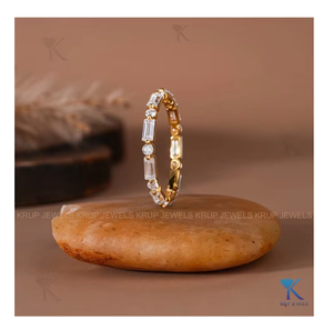 Bague empilable personnalisée en or jaune pour femme avec diamants de laboratoire taille baguette alternés, style minimaliste pour mariage et anniversaire - Product Image 1