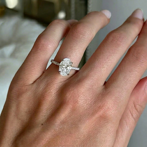 Anillo de Diamantes de Corte Ovalado de Lujo con Diamantes Laterales en Oro Blanco, Elegante Anillo de Compromiso de Diamantes Ovalados para Mujer, Regalo de Joyería Fina - Product Image 1