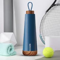 Bouteille d'eau isotherme en acier inoxydable à double paroi Fayren avec poignée en silicone de forme unique et couvercle en bois, durable