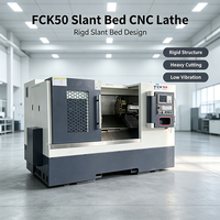 Torno CNC de bancada inclinada TCK/FCK50 con guías lineales de alta rigidez y torreta de 8 estaciones para piezas de automoción y ferretería.