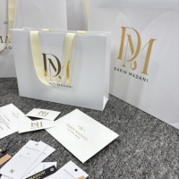 Sac shopping élégant en papier blanc avec logo personnalisé en feuille d'or, poignée en ruban robuste, sac cadeau pour bijoux, mode et vente au détail haut de gamme