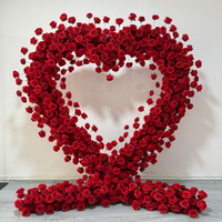 Composition florale artificielle en forme de cœur rouge pour décorations de scène de mariage, de demande en mariage ou de festival