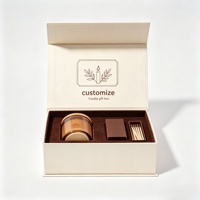 Boîte cadeau personnalisée pour bougie en crème avec logo, couvercle à charnière, insert en velours marron foncé, triple compartiment, pot en verre, couvercle en bois, boîte d'emballage rigide avec allumettes