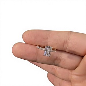 แหวนเพชรทรงเรเดียนท์คัททันสมัย ชุบทอง 14K แหวนหมั้นคลาสสิกสำหรับผู้หญิง ประดับเพชรด้านข้าง - Product Image 1