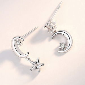 Orecchini Asimmetrici Luna e Stella, Design Minimalista, Orecchini Pendenti Eleganti per Donne, Set di Gioielli - Product Image 6