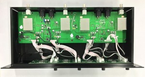 Microphone sans fil UHF professionnel à quatre canaux pour karaoké, OEM disponible, directivité cardioïde, fabriqué en métal et plastique - Product Image 2