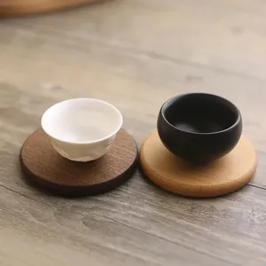 Sous-verre en bois solidement construit fait avec un ensemble de sous-verres en bois poli fin idéal pour servir des boissons chaudes sur les tables et les comptoirs - Product Image 1