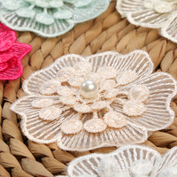 Vente en gros de fleurs brodées cousues à la main appliques avec perle accessoires de vêtement élégants pour vêtements et patchs