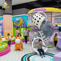 Ensemble de jeux d'intérieur commercial sur le thème de l'espace : toboggan en S, toboggan à corne, carrousel, jeux LED, parcours d'aventure, trampoline
