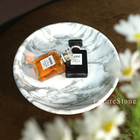 Plateau décoratif rond en marbre blanc personnalisable pour pièce maîtresse de table basse cadeau de mariage et style intérieur de luxe