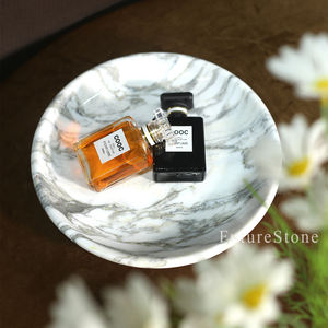 Plateau décoratif rond en marbre blanc personnalisable pour pièce maîtresse de table basse cadeau de mariage et style intérieur de luxe - Product Image 1