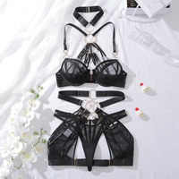 Ensemble de lingerie sexy en maille noire avec détails en anneaux métalliques, 4 pièces, soutien-gorge transparent, porte-jarretelles et attaches pour les jambes pour femmes