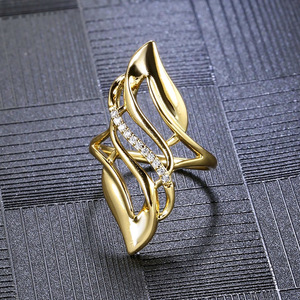 Anello Dorato Curvo Traforato per Donne, Gioiello da Dito alla Moda in Stile Europeo e Americano - Product Image 2