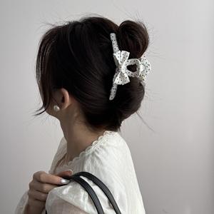 Pince à cheveux croisée grande taille à pois noirs et blancs, tendance, en plastique, style requin, accessoire de mode pour filles - Product Image 1